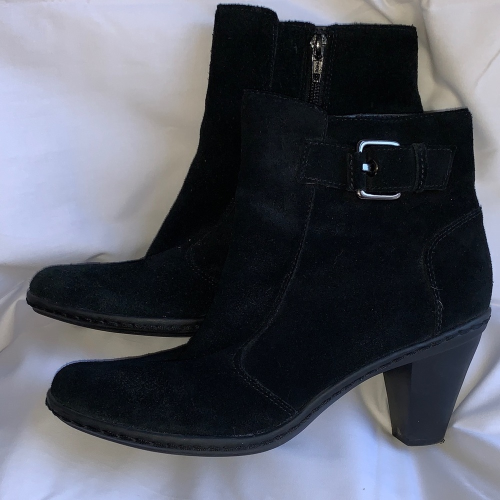 Chic Black Heeled Boots with Buckle Detail